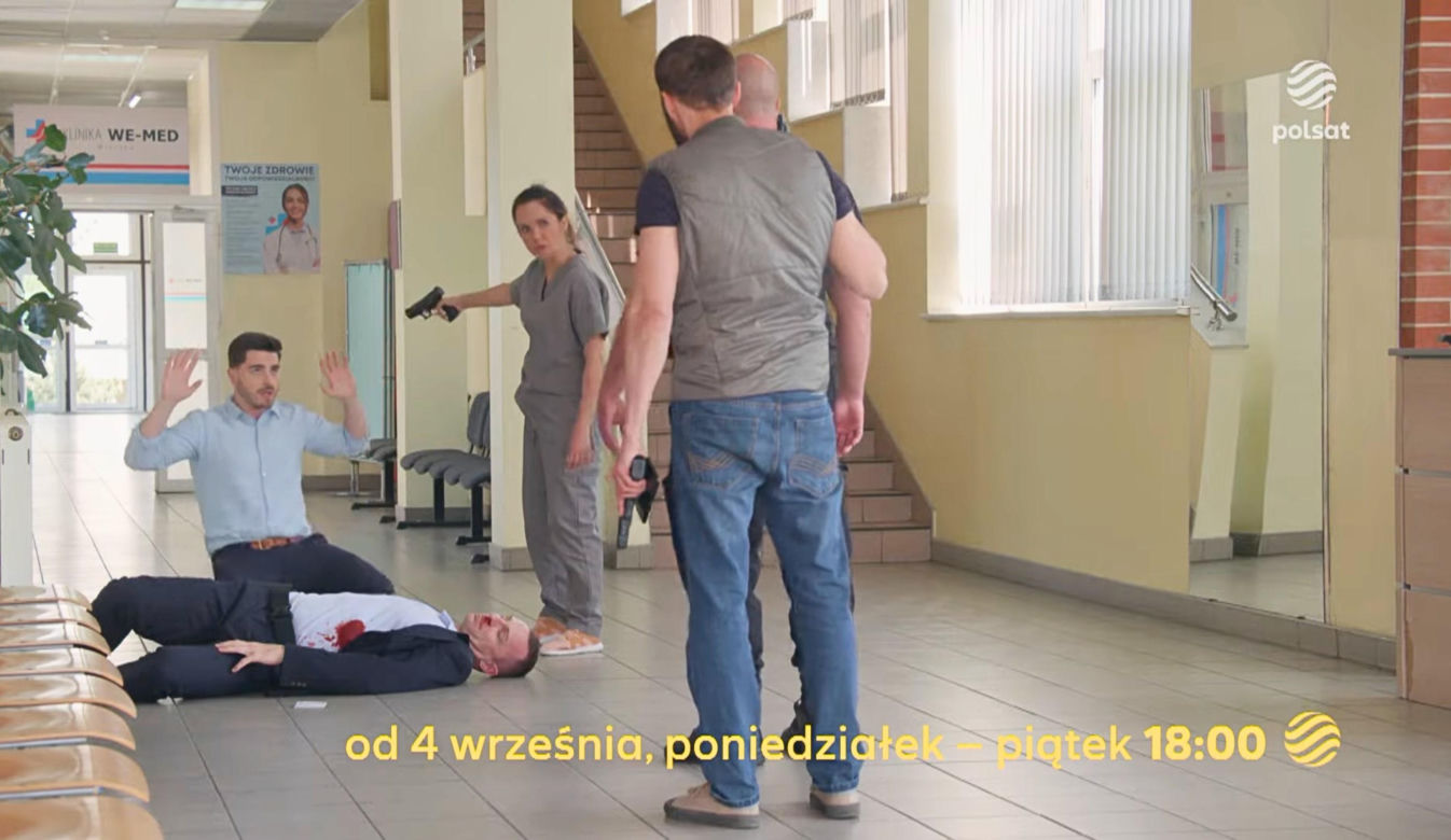 Pierwsza miłość po wakacjach. Kacper zginie w strzelaninie w We-Med?! Najpierw wezmą go jako zakładnika, a potem dostanie kulkę - WIDEO
