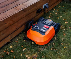 Robot koszący kończy sezon. Co zrobić z akumulatorem i stacją?