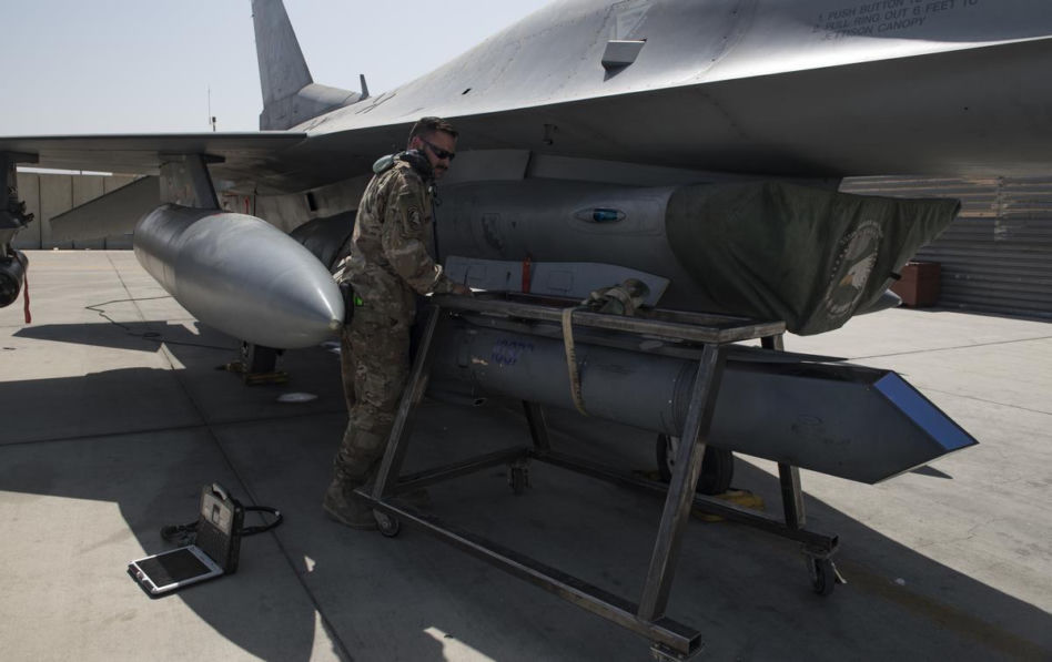 Instalacja zasobnika celowniczego Sniper pod myśliwcem F-16