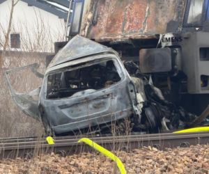 Pociąg i auto są w ogniu! Horror na przejeździe kolejowym pod Warszawą