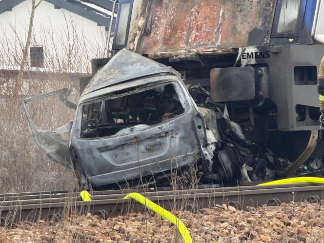 Pociąg i auto są w ogniu! Horror na przejeździe kolejowym pod Warszawą