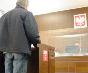 CHCIAŁ ZABIĆ WŁASNĄ MATKĘ!  KRZYSZTOF W. RZUCIŁ SIĘ NA STARUSZKĘ Z SIEKIERĄ, BO NIE CHCIAŁA MU POMÓC