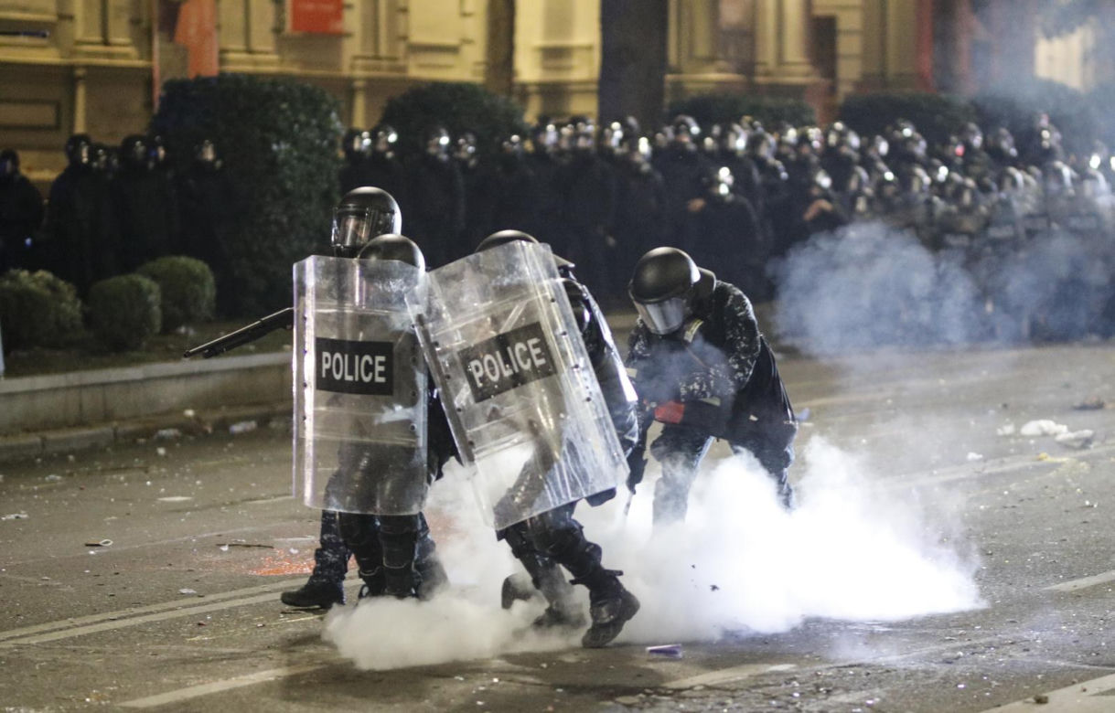 „Rewolucja fajerwerków”. Kolejna brutalna noc w Tbilisi 