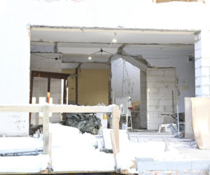 Kaczyńskiego nie ma w domu, a sąsiedzi rozwalają ściany