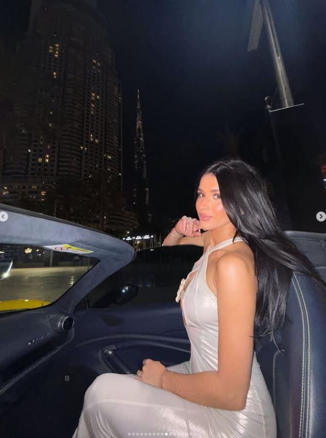 Roksana Węgiel-Mglej rozciąga się w Dubaju