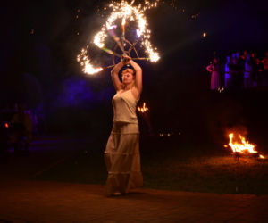 Pokaz fireshow w wykonaniu tancerzy i tancerek Teatru Ognia „Mantra” z Makowa Mazowieckiego