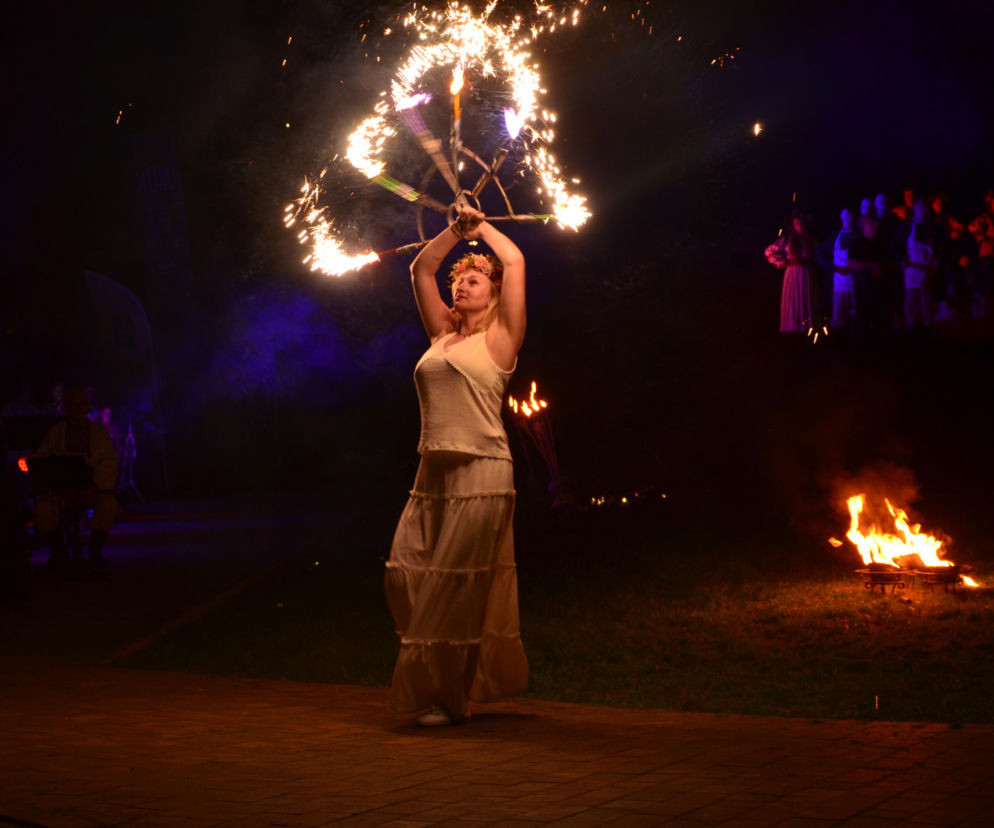 Pokaz fireshow w wykonaniu tancerzy i tancerek Teatru Ognia „Mantra” z Makowa Mazowieckiego
