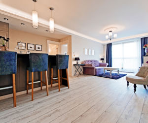 Eklektyczny salon z kuchnią: francuski neobarok we współczesnym apartamencie