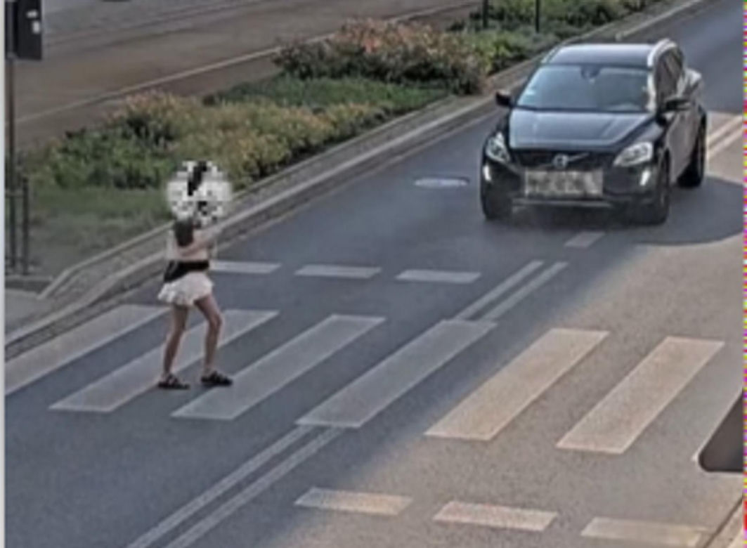  Łódź. Kobieta potrącona na przejściu. Patrzyła nie na drogę, tylko w telefon [ZDJĘCIA]
