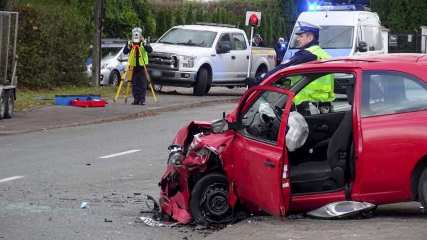 Wypadek w Rembertowie, auta roztrzaskały się czołowo. Ratownicy reanimowali kierowcę