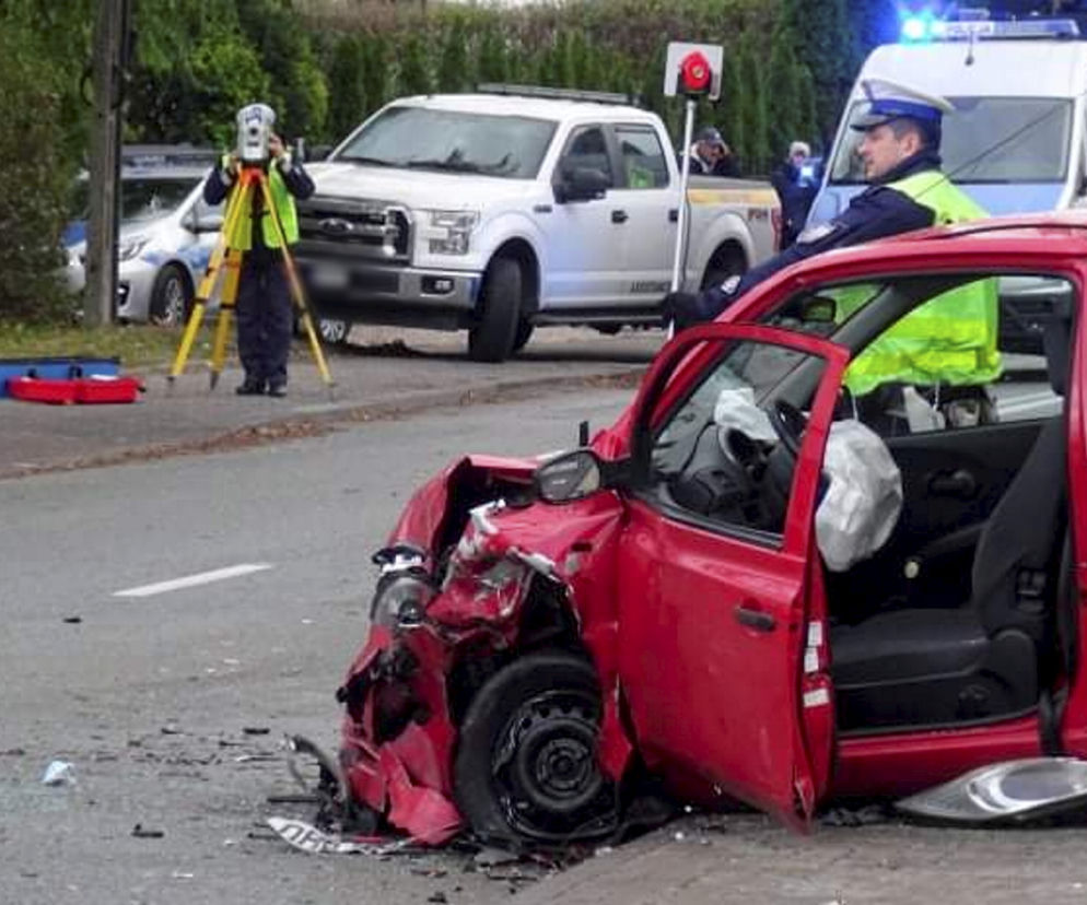 Wypadek w Rembertowie, auta roztrzaskały się czołowo. Ratownicy reanimowali kierowcę