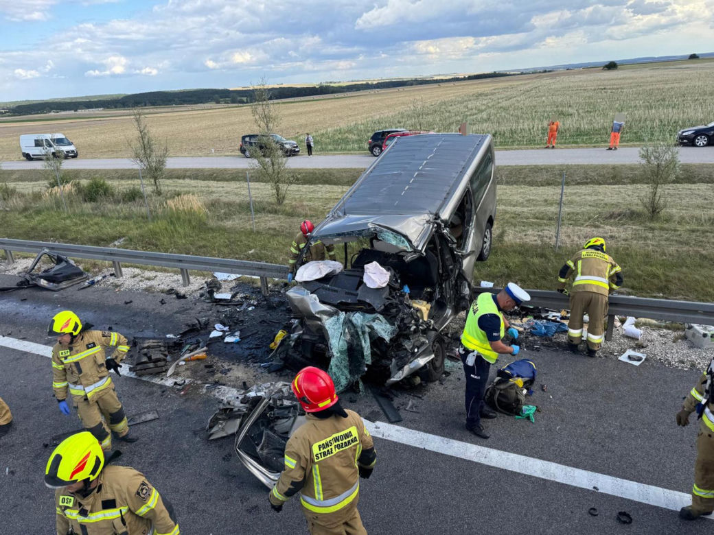 Tragedia na S7 pod Jędrzejowem. Cztery osoby zginęły w zderzeniu busa z ciągnikiem rolniczym [ZDJĘCIA].