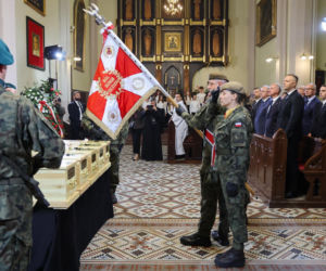 Szok po tragedii w Łodzi. Dziesięć malutkich trumienek na pogrzebie. Tego widoku nie da się wyrzucić z głowy
