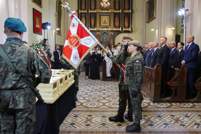 Szok po tragedii w Łodzi. Dziesięć malutkich trumienek na pogrzebie. Tego widoku nie da się wyrzucić z głowy