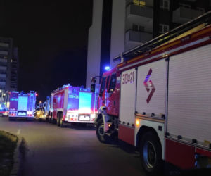 Ogromna akcja straży, pożar w podziemnym garażu na Woli