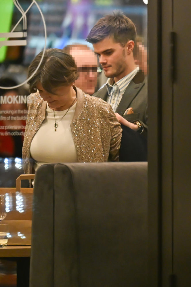 Monika Richardson z dzieckiem i pieskiem