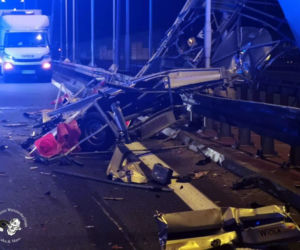 Wypadek na S8, TIR wjechał w drogowców