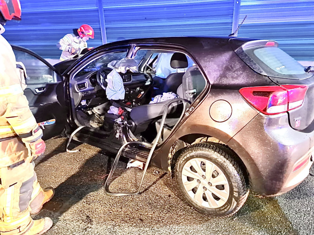 Jechał trasą S8 pod prąd! Volkswagen zderzył się czołowo z kią. 88-latek zmarł w szpitalu