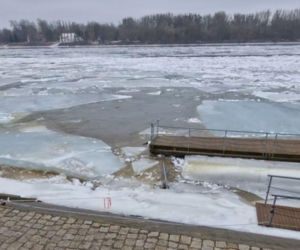Lodołamacze na Wiśle w Toruniu. Trwa akcja kruszenia lodu