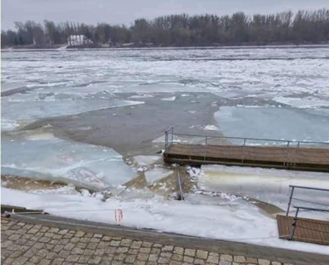 Lodołamacze na Wiśle w Toruniu. Trwa akcja kruszenia lodu