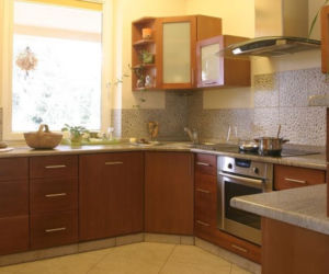 Ściana w kuchni. Płytki ceramiczne - sprawdzony materiał na ścianę w kuchni