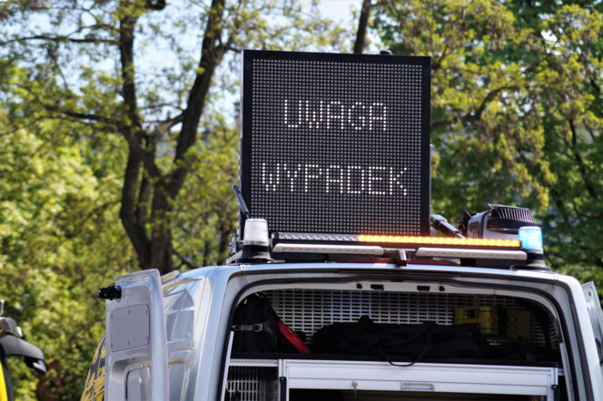 Auto roztrzaskało się o drzewo, dwie osoby zginęły! Dramat w Wielkopolsce
