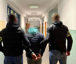 34-latek próbował ukryć narkotyki, ale wpadł przez policyjnego psa