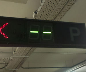 Warszawa. W dniu referendum frekwencja 100 procent. W centrach handlowych...