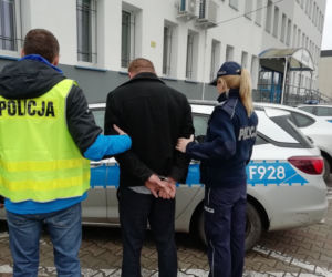 60 kilometrów POLICYJNEGO POŚCIGU. Dramatyczny finał na kolejowym przejeździe 