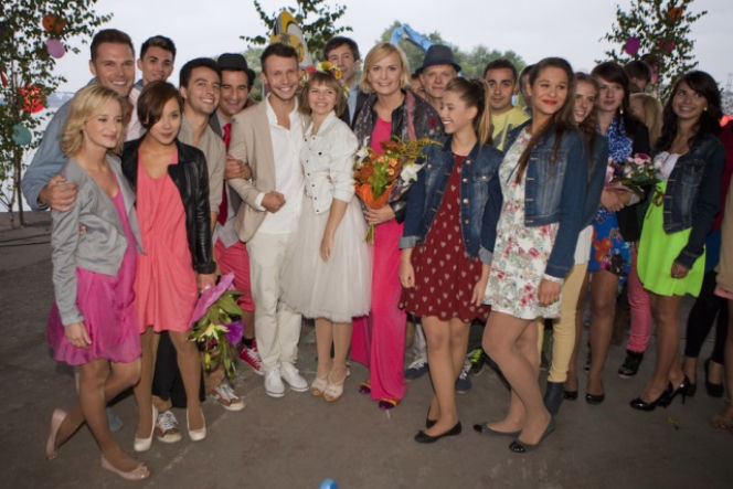 Pierwsza miłość. Radek (Mateusz Banasiuk), Nikola (Anna Kózka), Otylia (Otylia Jędrzejczak), Sabina (Urszula Dębska), Dagmara (Anna Szymańczyk), Kaśka (Michał Koterski), Ola (Dominika Kojro)