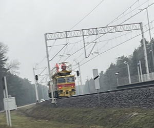 Uszkodzona trakcja i wybita szyba w pociągu. Służby badają tajemnicze zdarzenie