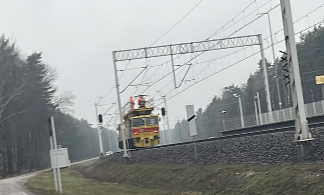 Uszkodzona trakcja i wybita szyba w pociągu. Służby badają tajemnicze zdarzenie