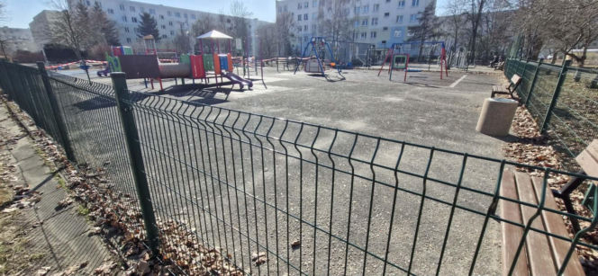 Dramatyczny wypadek na placu zabaw przy ulicy Malinowskiego w Toruniu