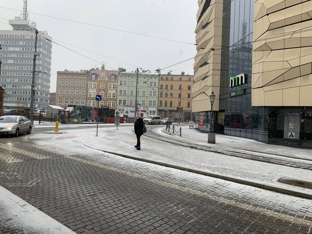 Spadł pierwszy śnieg! Zobacz jak wyglądają ulice Poznania