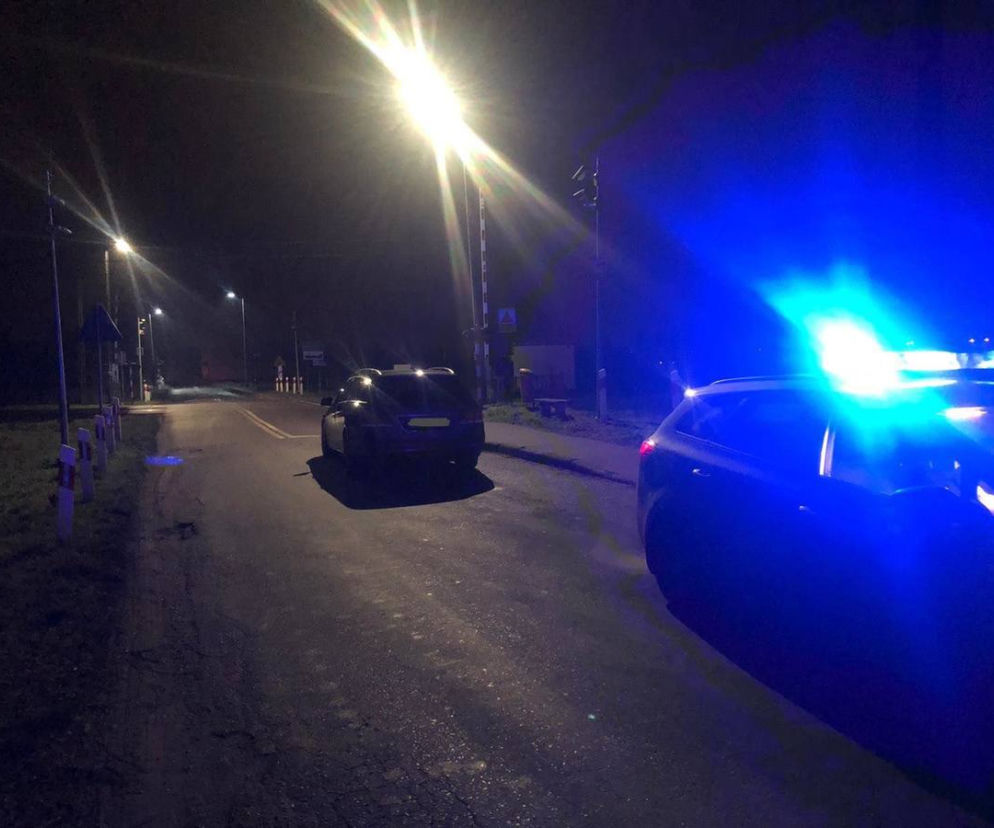 42-latek zasnął za kierownicą! Kilka metrów dalej był przejazd kolejowy!