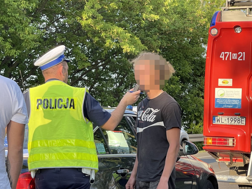  Huknął czołowo passatem w busa. Groźny wypadek w Nieporęcie