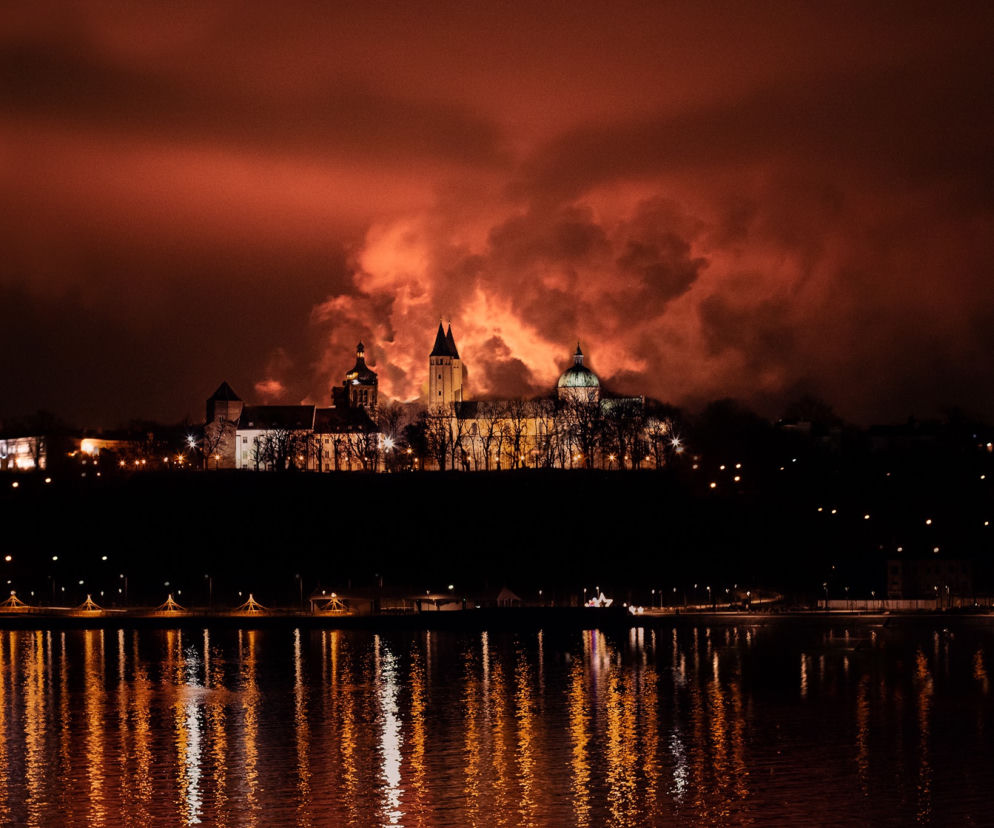To nie Mordor ani żaden z piekielnych kręgów. Tak wygląda Wzgórze Tumskie w Płocku nocą!