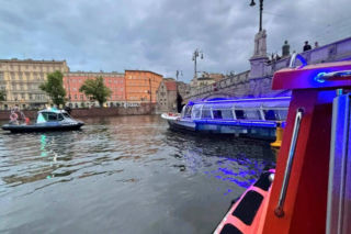 Akcja ratunkowa w centrum Wrocławia! Statek z pasażerami stracił sterowność