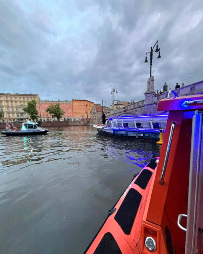Akcja ratunkowa w centrum Wrocławia! Statek z pasażerami stracił sterowność