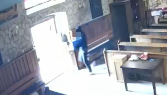 Po kradzieży kościelnej skarbony schował się pod folią na truskawki