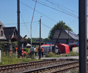 Koszmar na przejeździe kolejowym. Pociąg huknął w autobus z dziećmi! Są ofiary śmiertelne!