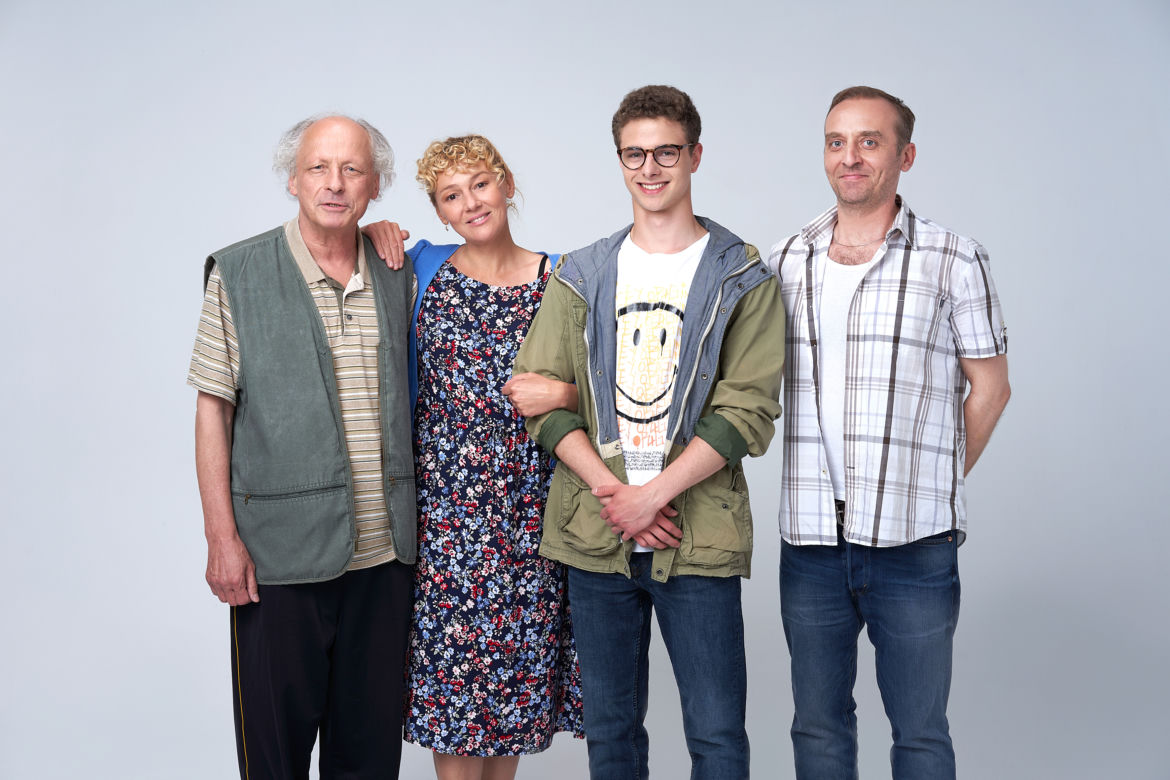 Kowalscy kontra Kowalscy. Henryk (Wojciech Mecwaldowski), Jadzia (Katarzyna Kwiatkowska), Nikodem (Jakub Zdrójkowski), Zenon (Paweł Wawrzecki)