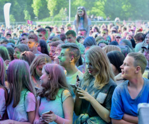 W Lubinie wybuchła bitwa... na kolorowe proszki. Zobacz zdjęcia z Festiwalu Kolorów! [GALERIA]