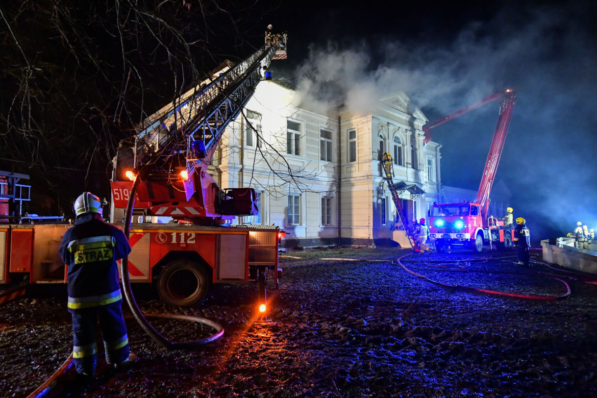Pożar kamienicy w Sopocie. Wiatr przeszkadzał strażakom 