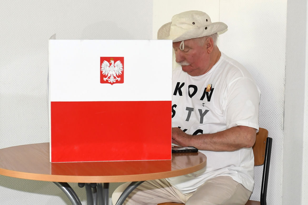 Wybory 2020 Lech Wałęsa zagłosował w koszulce Konstytucja 