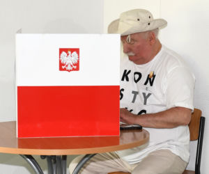 Wybory 2020 Lech Wałęsa zagłosował w koszulce Konstytucja 