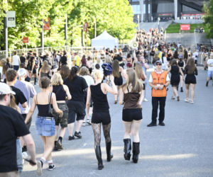 Fani w upale czekają na koncert The Weeknd. Tłumy w Warszawie