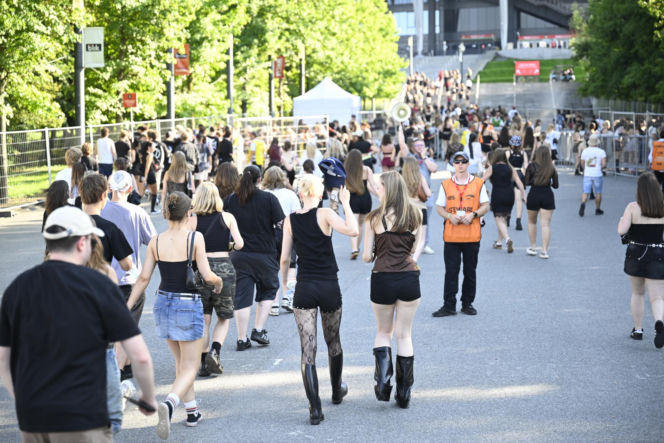 Fani w upale czekają na koncert The Weeknd. Tłumy w Warszawie