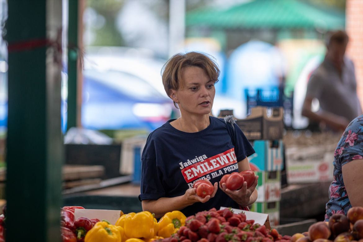 Jadwiga Emilewicz pojechała rowerem na bazarek