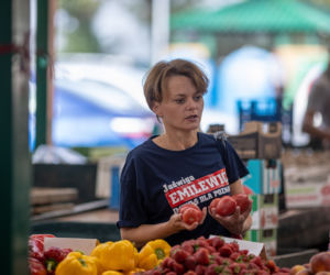 Jadwiga Emilewicz pojechała rowerem na bazarek
